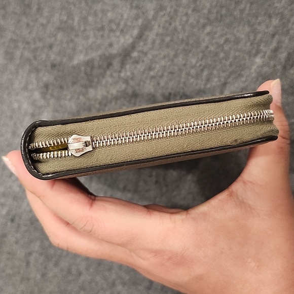Celine Zipped Wallet. - Picture 10 of 12